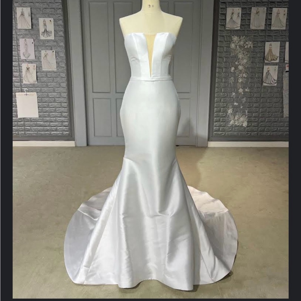 UNALTERED, NEW wedding dress! Purchased from Aisle on Veil on 6/8 off the rack.